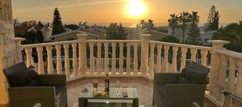 Luxury Tre Bed hus med privat basseng, hage og BBQ