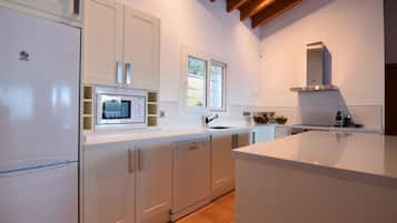 Een koelkast, een magnetron, een oven, een kookplaat