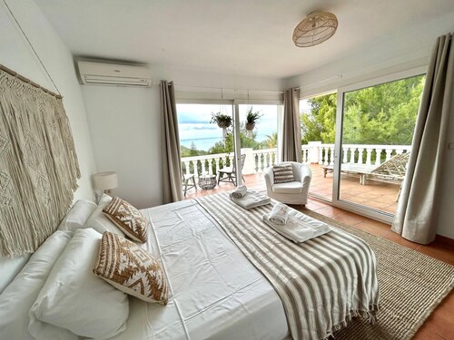 Stunning villa with sea & sunset views, in walking distance to Cala Salada beach