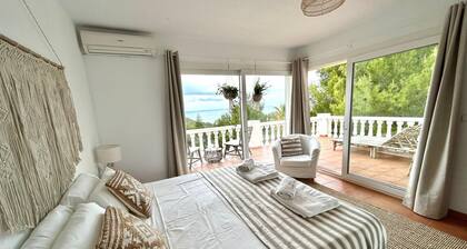 Stunning villa with sea & sunset views, in walking distance to Cala Salada beach