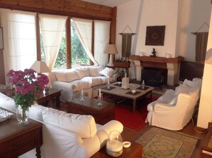 Una Smart TV, una chimenea, una mesa de tenis de mesa, libros