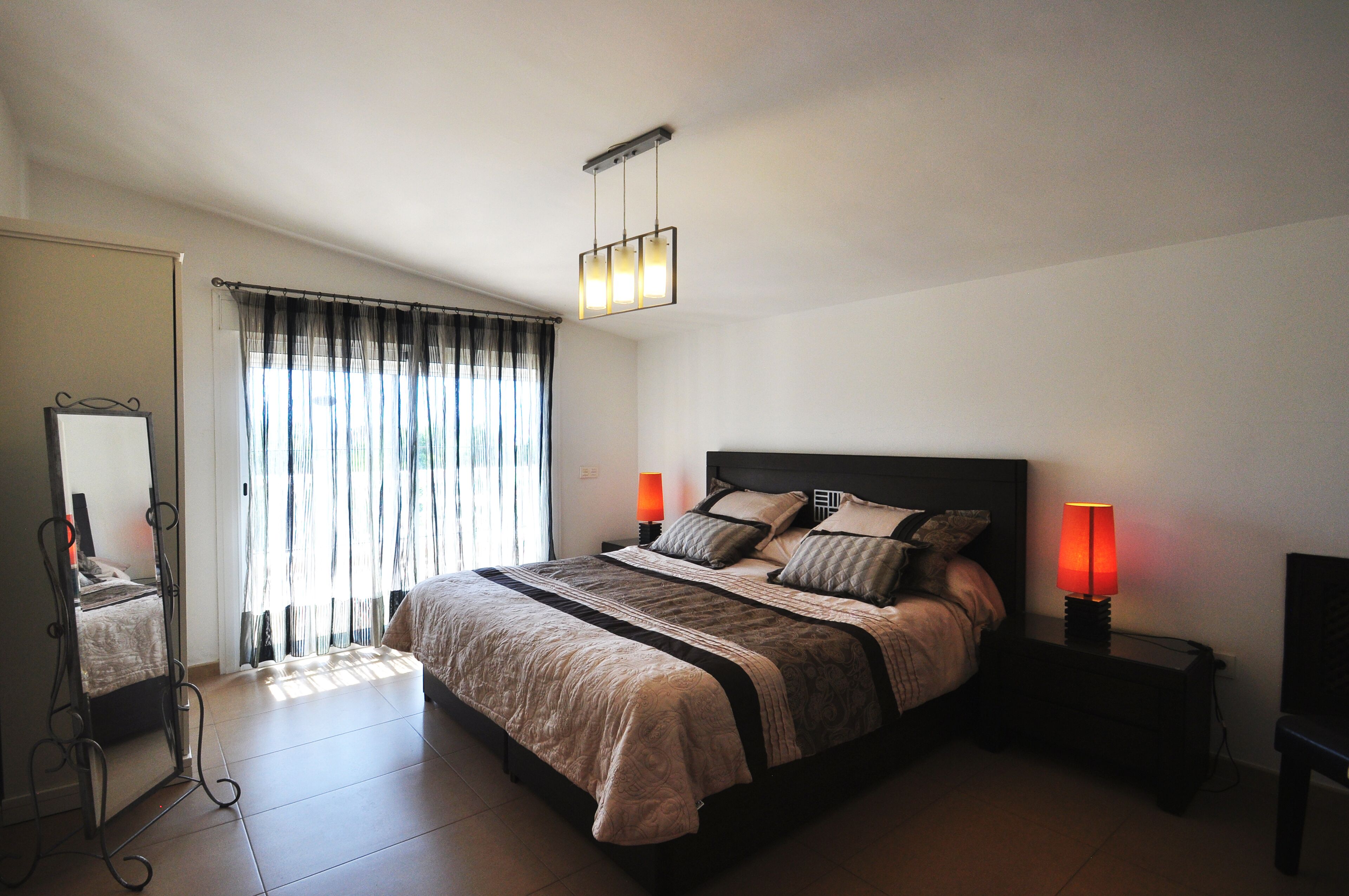 5 dormitorios, caja fuerte, tabla de planchar con plancha y wifi gratis