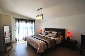 5 slaapkamers, een kluis op de kamer, een strijkplank/strijkijzer