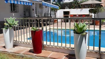 Een buitenzwembad, een verwarmd zwembad