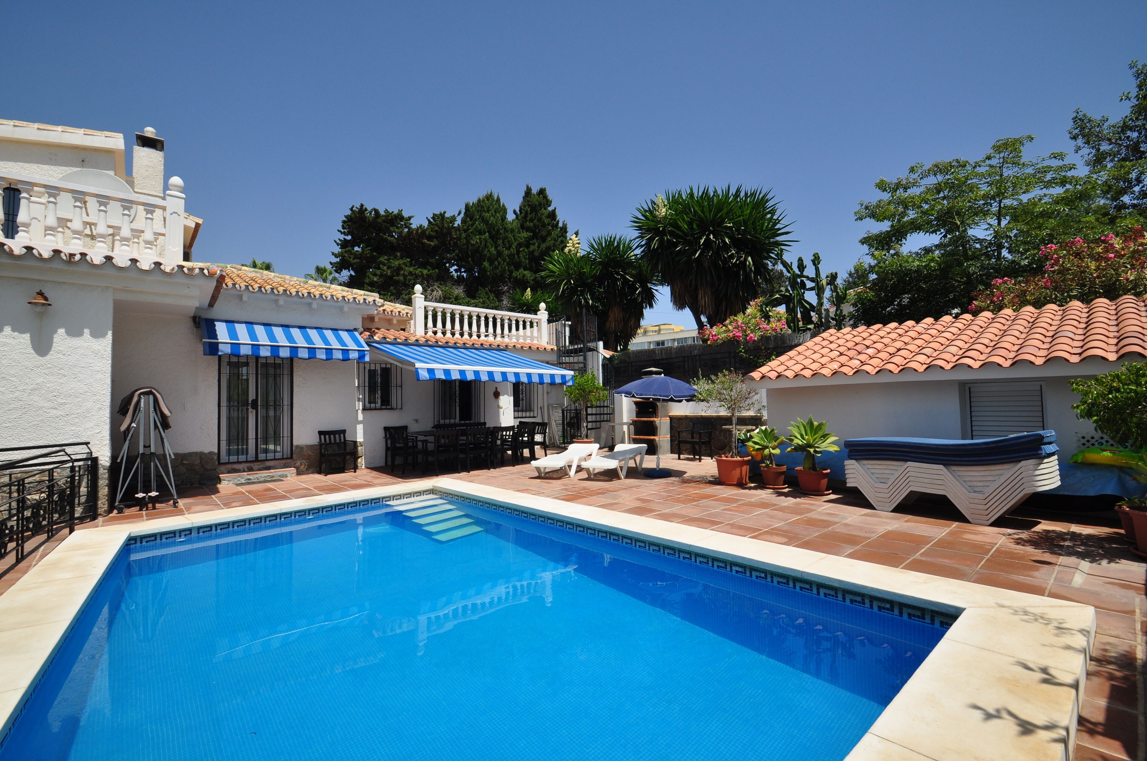 Een buitenzwembad, een verwarmd zwembad