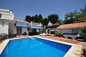 Een buitenzwembad, een verwarmd zwembad