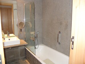 Bañera con ducha, secador de pelo, bidet, toallas