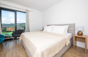 5 bedrooms, iron/ironing board, free WiFi