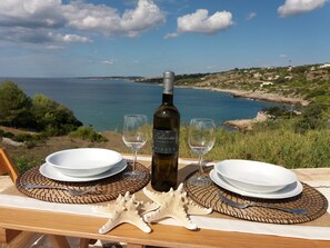 Outdoor dining - Tramonto apartment, 50 m from the sea, breathtaking view, wifi, air conditioning. (Marina San Gregorio)