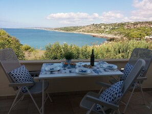 Outdoor dining - Tramonto apartment, 50 m from the sea, breathtaking view, wifi, air conditioning. (Marina San Gregorio)