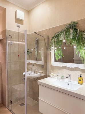 Shower, hair dryer, bidet, towels - La Dolce Vita Boutique Apartment • Elegant • Terrace • Ponte Pietra (VERONA)