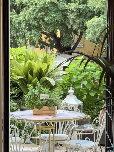 Luxurious 2 bedrooms, 2 bathrooms with view and beautiful terrace (no ZTL)