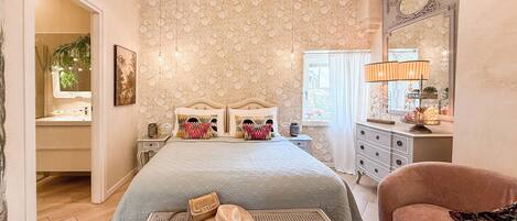 2 habitaciones, escritorio y tabla de planchar con plancha