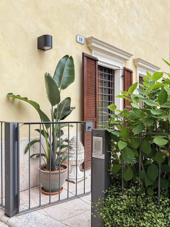 Exterior detail - La Dolce Vita Boutique Apartment • Elegant • Terrace • Ponte Pietra (VERONA)