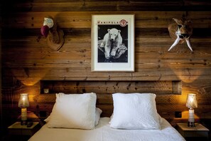 4 bedrooms, in-room safe, iron/ironing board, free WiFi