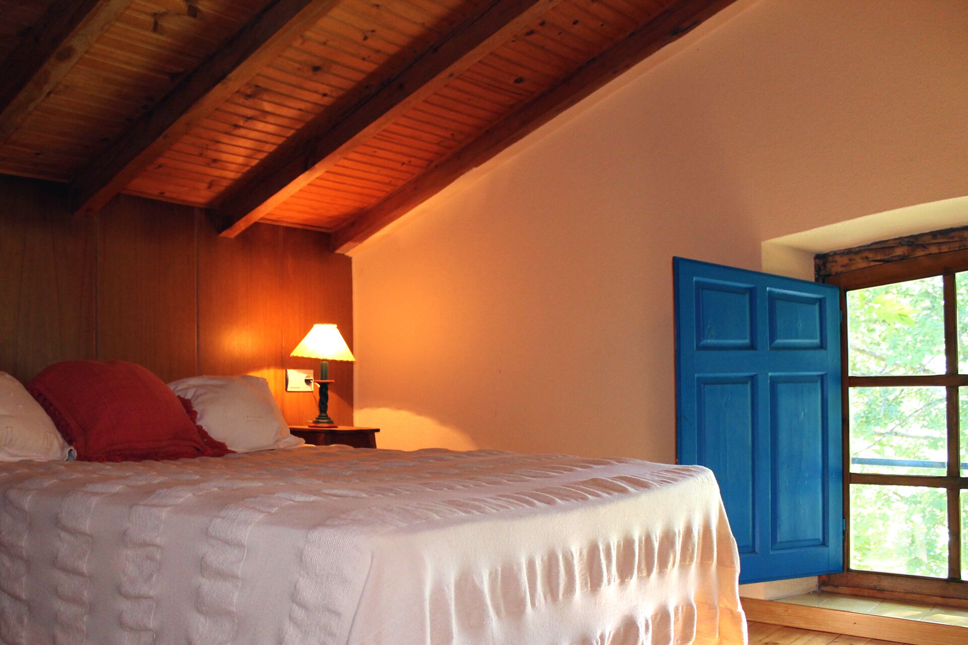 3 室のベッドルーム、旅行用ベビーベッド、ベッドシーツ