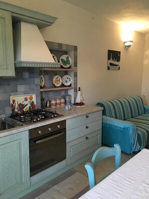 Fridge, oven, stovetop, coffee/tea maker