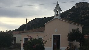 A small building with a bell tower, a door, and steps leading up to it. - "DESSANAI"
Villa with private garden, 5 minutes from the beach (Porto Ottiolu Budoni)