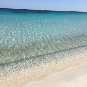 A clear view of a beach with turquoise water and a sandy shore. - "DESSANAI"
Villa with private garden, 5 minutes from the beach (Porto Ottiolu Budoni)