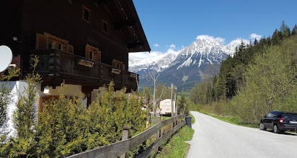 Ellmau: Uriges Ferienhaus, 350 m bis zur Bergbahn im Bergdoktordorf