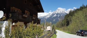 Ellmau: Uriges Ferienhaus, 350 m bis zur Bergbahn im Bergdoktordorf