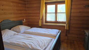 5 chambres, bureau, fer et planche Ă  repasser, lit parapluie