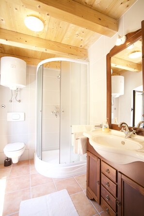 Shower, hair dryer, towels, soap - Only one flight of stairs and you are at the small harbor and the beaches (Moscenicka Draga)