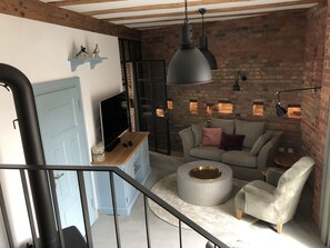 TV, fireplace - Comfortable, quiet, central: boutique apartment near a mountain park and ICE train station (Bad Wilhelmshöhe)