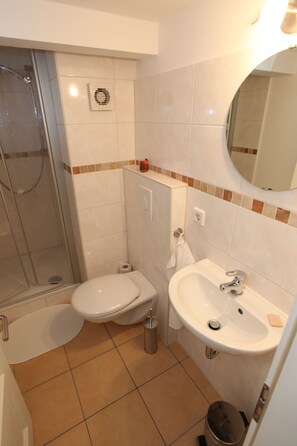 Combined shower/bathtub, hair dryer, towels, soap