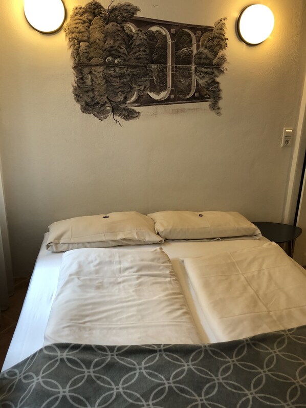 Travel crib, free WiFi, bed sheets