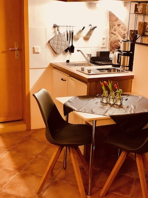 KĂŒhlschrank, Wasserkocher mit Kaffee-/Teezubehör, Wasserkocher, Toaster