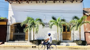 Vista frontal de la propiedad