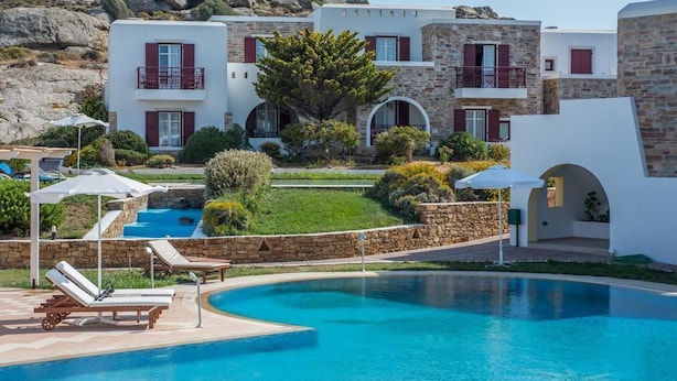 Seasonal outdoor pool, open 9:00 AM to 7:00 PM, pool umbrellas - Ultimate Dream (Skiathos)