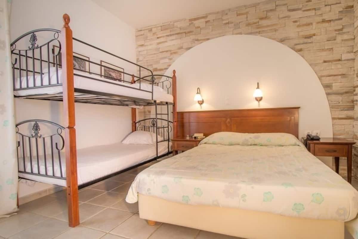 四人房, 多張床, 非吸煙房 | 記憶棉床墊、迷你吧、書桌、遮光窗簾/窗簾