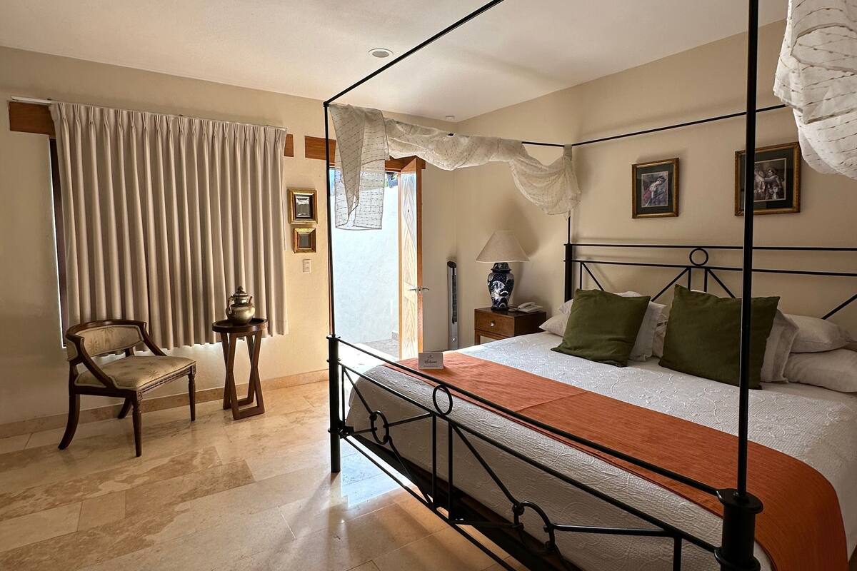 Room 7, 1 King Bed