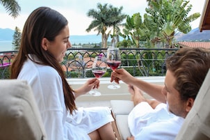 Salas de tratamiento para parejas, un sauna, una bañera de hidromasaje