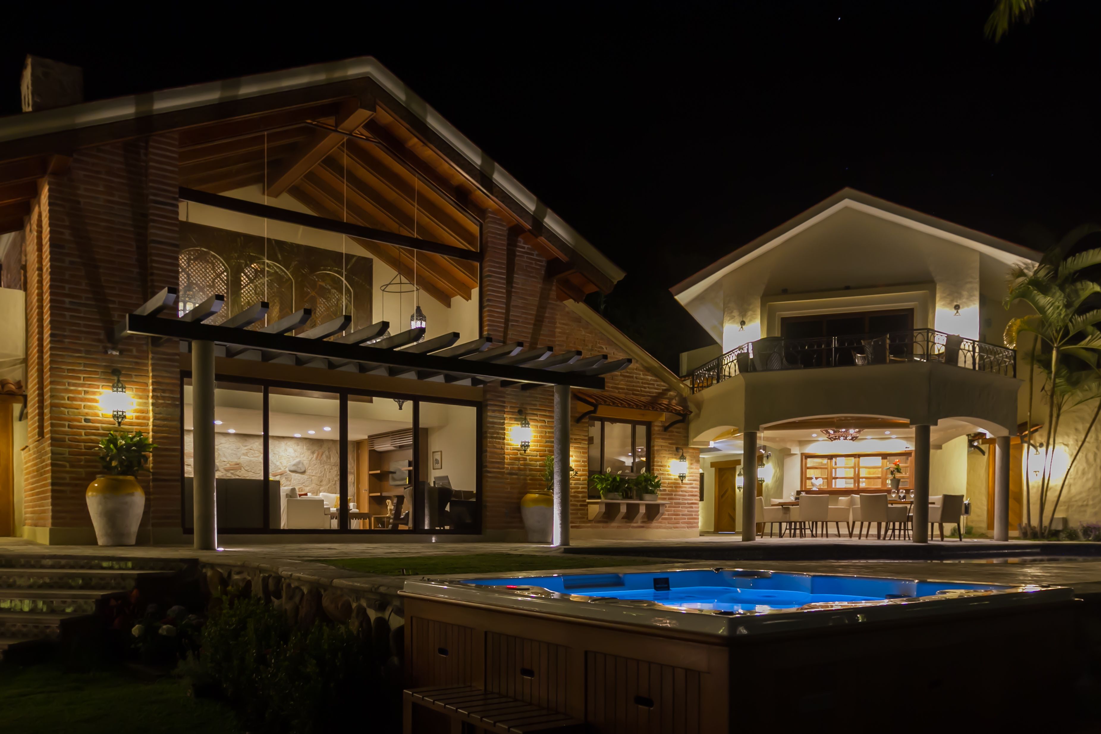 Alberca al aire libre y sombrillas en la alberca 