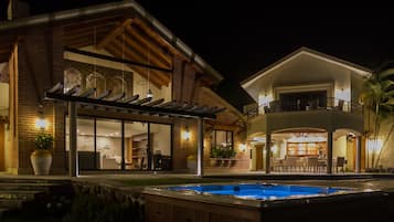 Alberca al aire libre y sombrillas en la alberca