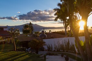 Una piscina al aire libre, sombrillas