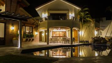 Alberca al aire libre y sombrillas en la alberca