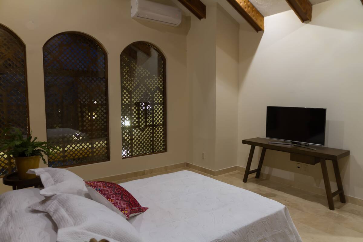 Room 5, 1 King Bed