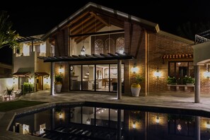 Una piscina al aire libre, sombrillas