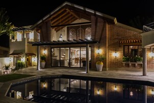 Una piscina al aire libre, sombrillas