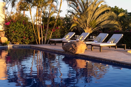 室外游泳池,09:00 至 21:00 开放,池畔遮阳伞