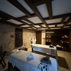Couples treatment room(s), sauna, hot tub, steam room