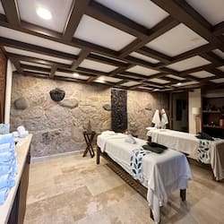 Couples treatment room(s), sauna, hot tub, steam room
