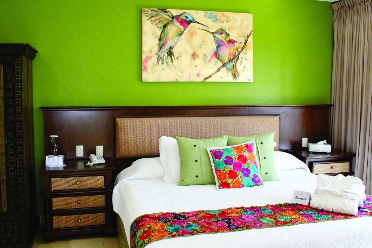 Suite 3 with jacuzzi, 1 King Bed