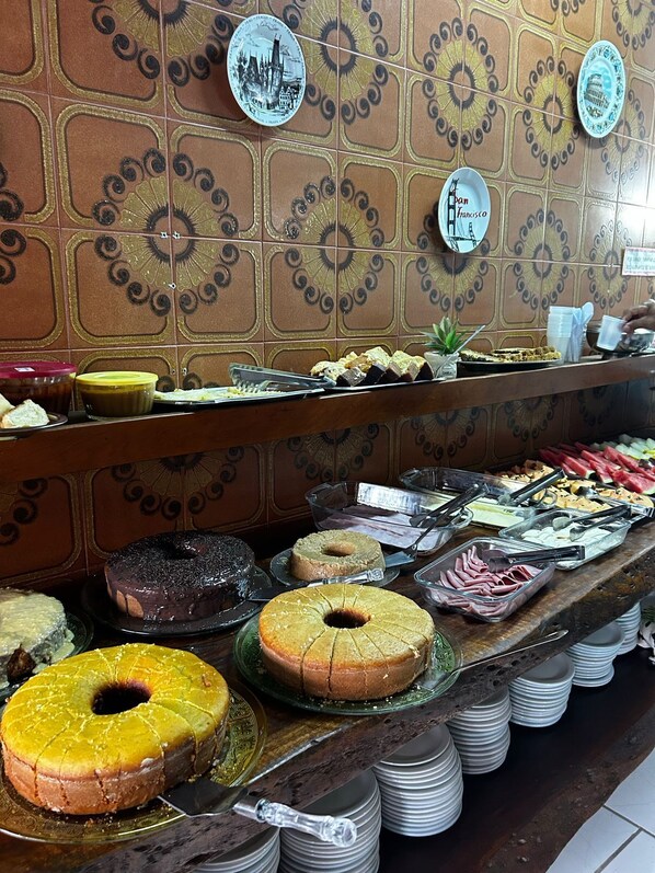 Free daily buffet breakfast  - Pousada Chiclé (Itatiaia)