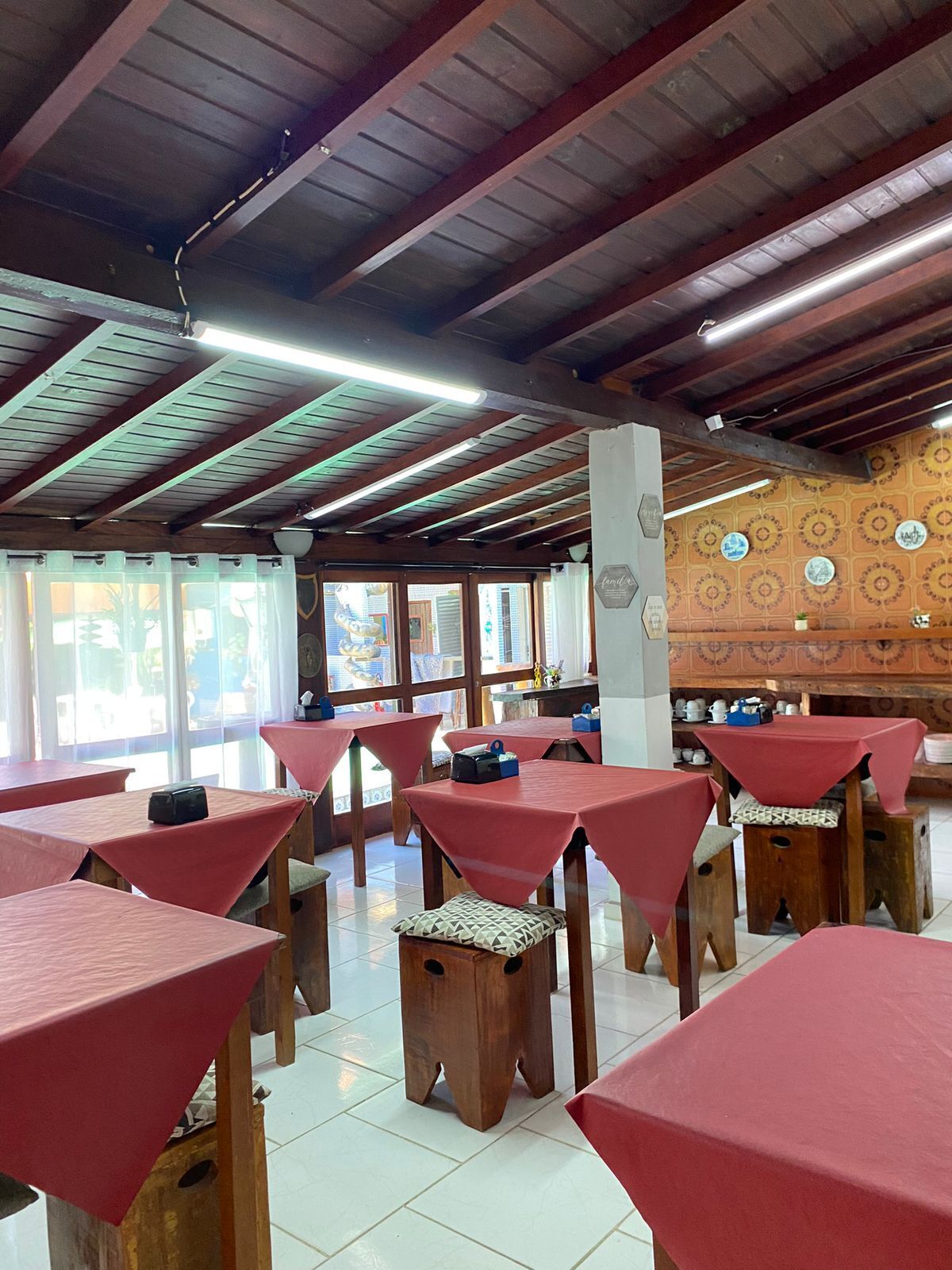 Café da manhã com buffet grátis todos os dias