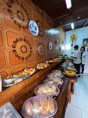 Sudah termasuk sarapan prasmanan setiap hari